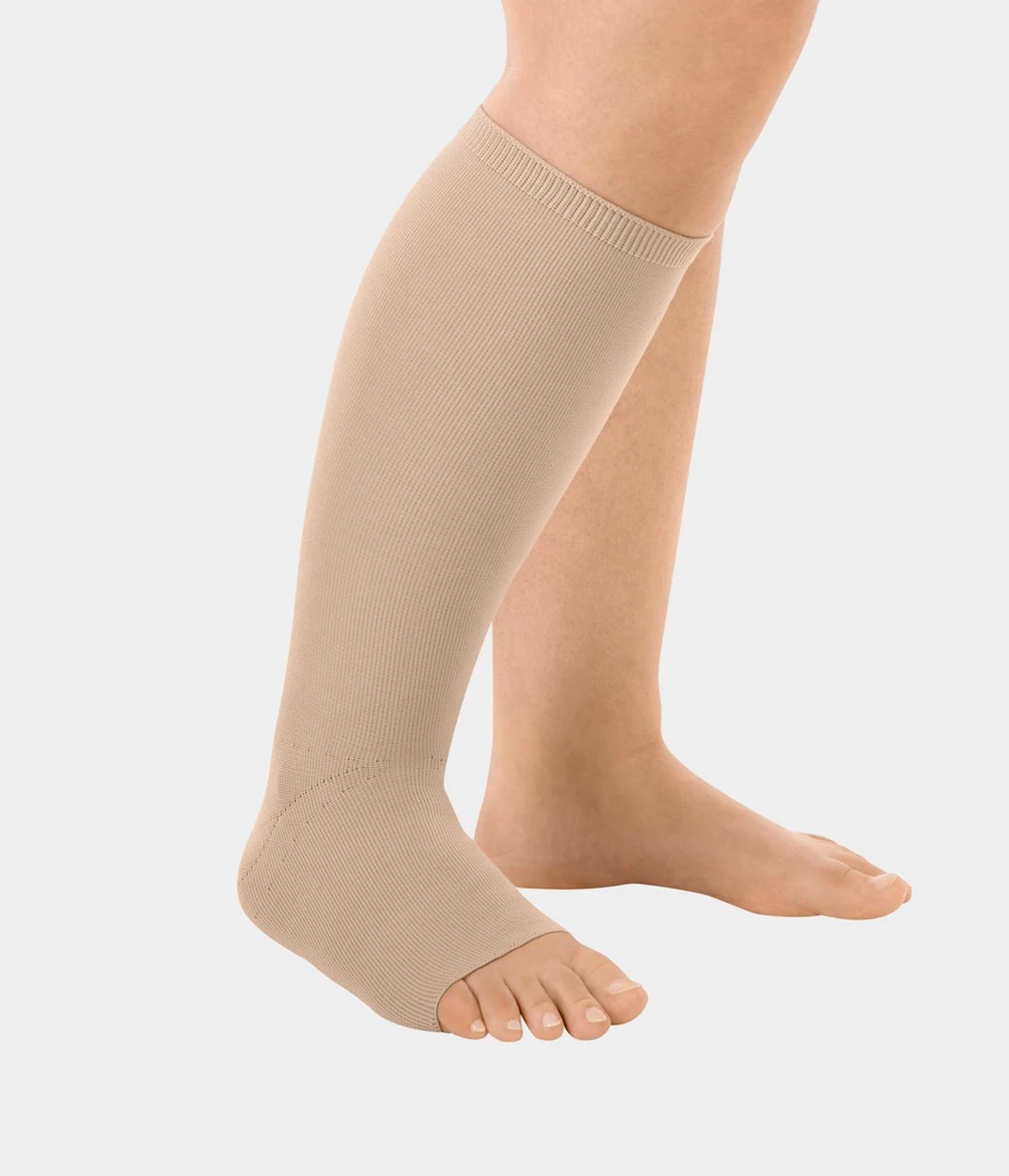Juzo Expert flat knit AD in beige color on right leg